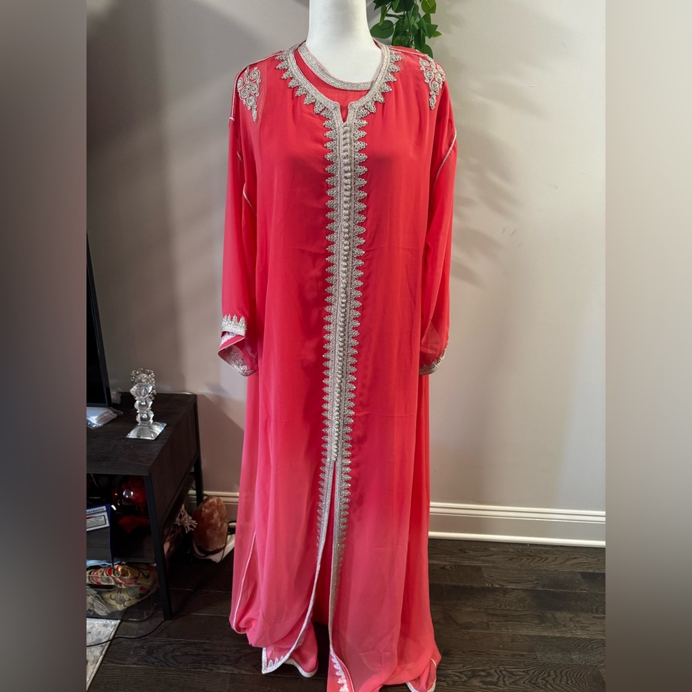 Hot
Pink morrocan Kaftan size L NWT